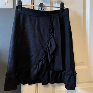 Säljer min svarta volang kjol från Gina tricot. Då den inte kommer till användning längre. Den är i fint skick och säljer den för 120kr + frakt💕