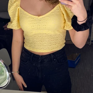 Gul topp - Gul topp med puffiga ärmar från H&M. Väldigt fin men lite stor för mig som vanligtvis har xs. har sytt in den i ena ärmen så passar snarare en S än en M som det står på den