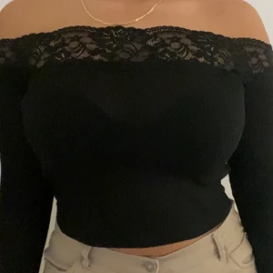 Svart off-shoulder tröja med spets - Superfin svart off-shoulder tröja med spets!