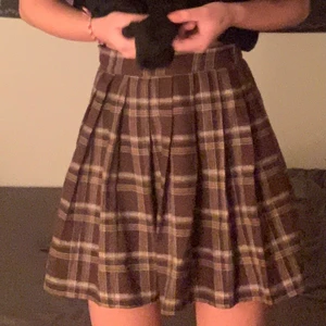 brun ritning kjol - går oftast att köpa på en gång om man har budat, kontakta mig! :) 