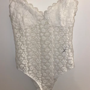 Body - Jättefin vit spets body från H&m, aldrig använd!