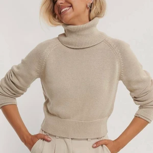 Stickad tröja  - Beige stickad tröja från NA-KD, storlek xxs🤎