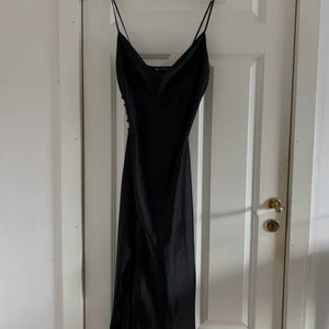 Klänning  - Klänning från Zara i storlek M för 100kr. Det finns små slitningar längst ner på klänningen bakifrån. Sömmarna syns och nopprig (se sista bilden) inget som syns så tydligt när man har på sig klänningen, därav priset. 🖤 (skriv till mig privat för flera bilder, samt bilder på slitaget)