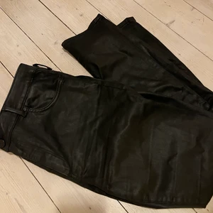 Skin byxor Stolek xl - Ett par fina oanvända ”skinnbyxor”. Storlek Xl, passar 40-44. 130 inkl frakt😇