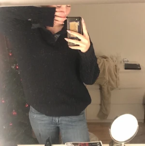 Stickadtröja - Stickad tjocktröja ifrån Cubus som är jätte fin och passar jättebra till sommarkvällar till en fin kjol. Passar mig super bra som vanligtvis bär M. Skriv privat om du har frågor❣️