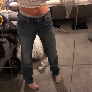 Lågmidjade levis jeans 511 - LÅNADE BILDER AV FÖRRA ÄGAREN! Köpta hör på Plick. Men säljer pga att de är för korta för mig. De är ett par lågmidjade skitsnygga levis jeans i stl W30 L32. Modell 511. Super sköna och bekväma! Pris kan diskuteras!