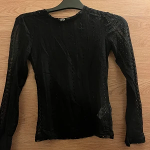 Bik Bok tröja - En genomskinlig stickad tröja. Snygg till fest med en topp under eller ett linne! Se material på bild två, där ser man även hur geneomskinlig den är✨ Lite spetsliknande material… Använd ett fåtal gånger 