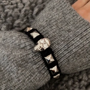 Armband - Egengjort svart jeansarmband med nitar🌟 för perfekt passform mät din handled så tillverkar jag efter dina mått