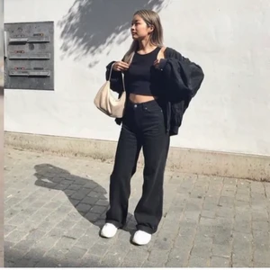 Yoko jeans - Fina jeans från monki köpte för nått år sen å sparsamt använda, därför priset, hårda i tyget. Innerbensmått: 75cm, Ytterbensmått: 102cm. Lite sliten på märket. Sista bilden är monkis egna storleksguide. Kom pm för mer bilder. Köparen står för frakten 💘 första bilden är lånad!