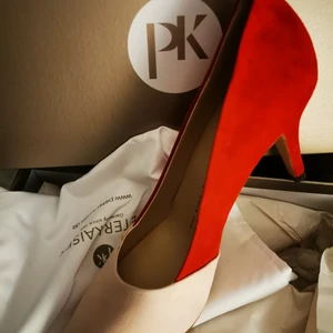 Pumps - Supersnygga pumps från berömda designern Peter Kaiser i stl 39. Röda och ljusrosa. Aldrig använda.