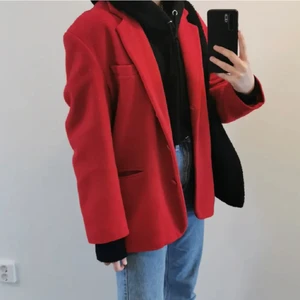 Röd kort kappa - Röd kort kappa/blazer i tjockt tyg. Storlek M köpt secondhand. Frakt tillkommer ca 70kr