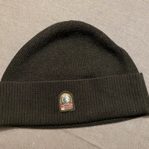 Parajumper mössa - Köpte mössan för ett år sedan och har använts under en vinter men bra skick