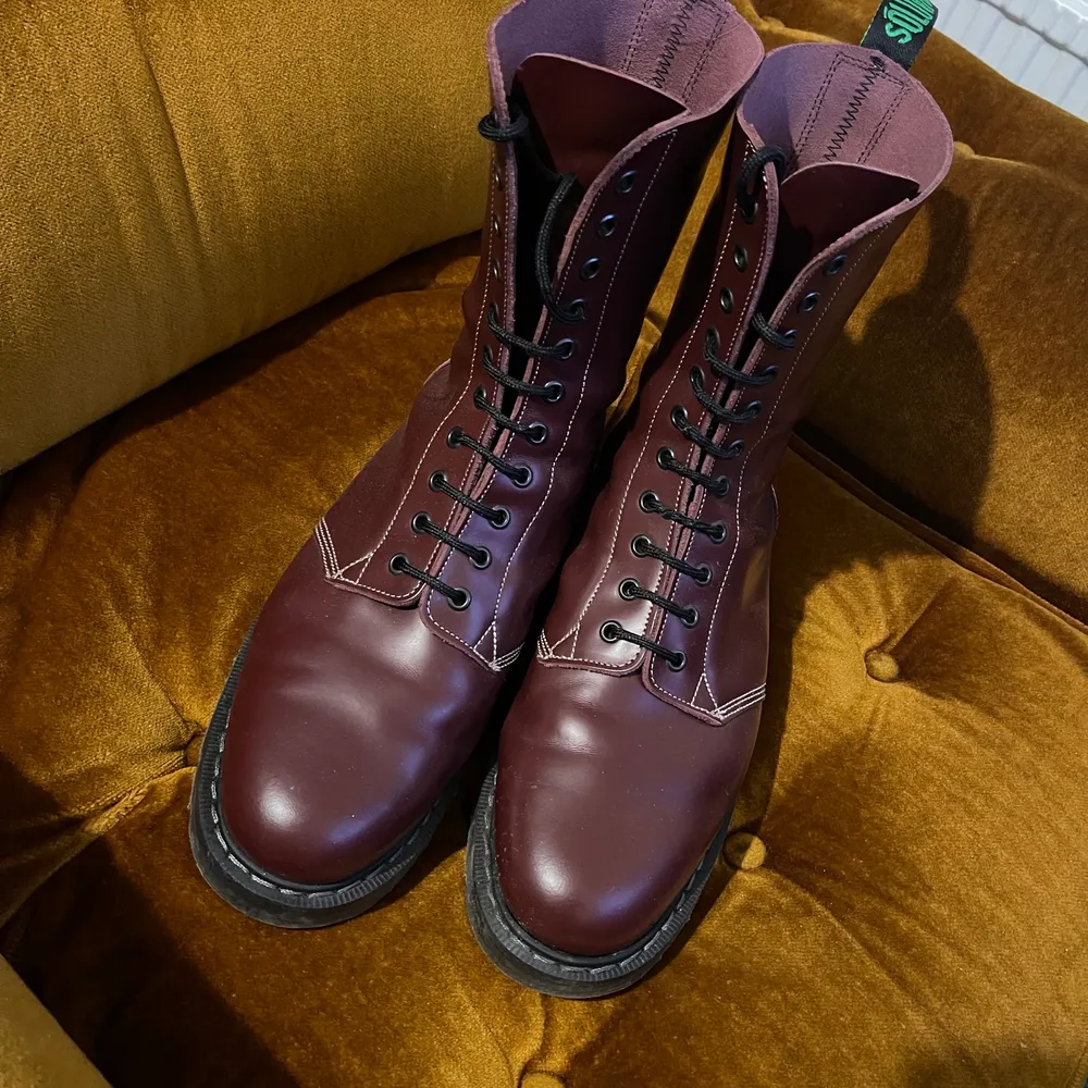 Size 44 boots in ox blood red color. Great condition worn 2-3 times. Looks like dr martens because Solovair was the maker of Dr Martens before Dr Martens became independent. . Skor.