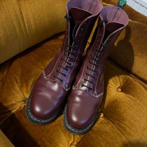 Size 44 boots in ox blood red color. Great condition worn 2-3 times. Looks like dr martens because Solovair was the maker of Dr Martens before Dr Martens became independent. 