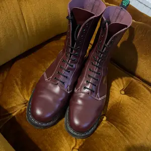 Size 44 boots in ox blood red color. Great condition worn 2-3 times. Looks like dr martens because Solovair was the maker of Dr Martens before Dr Martens became independent. 