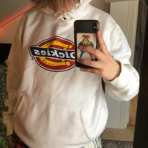 Dickies hoodie - Säljer en vit dickies hoodie  knappt använd      Storlek M men lite stor                                            Skriv privat om ni är intresserade:)                      Köparen står för frakten🚀
