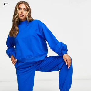 Klarblå sweatshirt  - Klarblå sweatshirt från asos, helt slutsåld, använd ett fåtal gånger. frakt tillkommer 