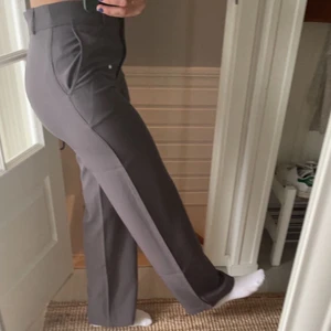 Gråa kostymbyxor  - är 163cm👼🏽köpta för 599kr👛