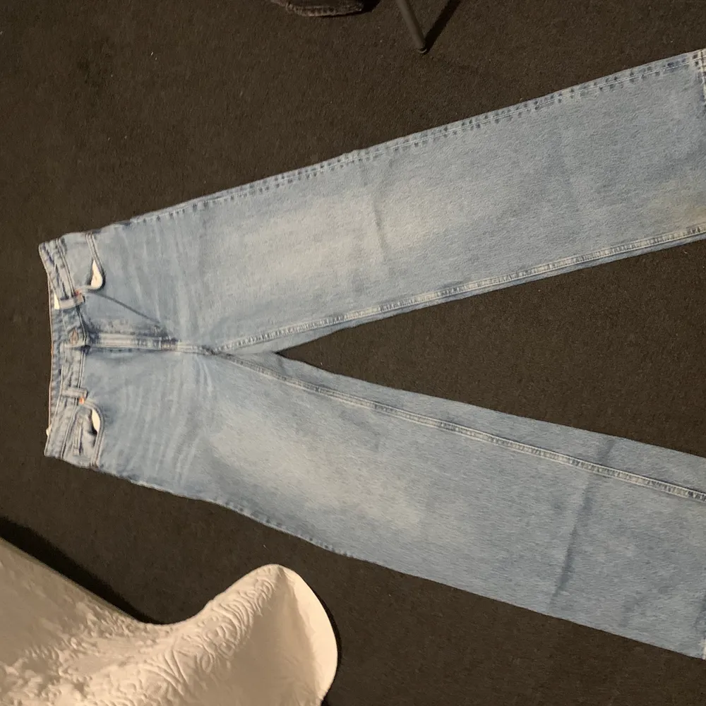 säljer dessa fina ljusblåa monki jeans i storleken 28. Dom har blivit för små för mig i midjan😢💕. Jeans & Byxor.