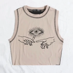 INDIE TOP - Jätte cool crop top med tredje ögat symbol mellan brösten. 