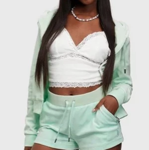 Juciy shorts - Säljer mina ljus gröna juciy couture shorts i storlek XS! Säljer för de aldrig kommit till andvändning! Köpta för 349!! 💚