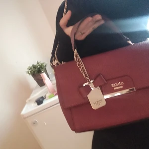 GUESS est 1981 - En jätte snygg vinröd GUESS väska i nyskick