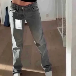 Zara lågmidjade jeans grå - Populära slutsålda zara jeans. Köpta på plick men ser helt nya ut. Storlek 38. Skriv för frågor. (Inte mina bilder) köpare står för frakt 🤝   SE NY ANNONS 