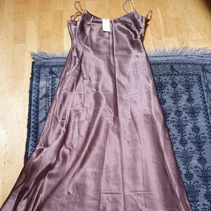 Ny fest satin klänning  - I mycket bra skick och passar s_ m