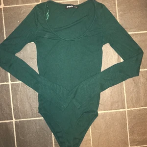Snygg boddy - Snygg boddy i mörkgrön färg, snygg passform! Skriv för fler bilder