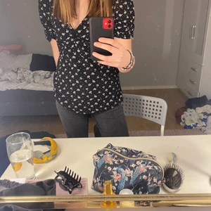Supersöt blommig blus - säljer denna super söta blus ifrån Mango i storlek L men skulle säga att den är liten i storleken då den sitter bra på mig som vanligtvis har S, endast använd ett fåtal gånger och är i bra skick. Köparen står för frakten💕💕