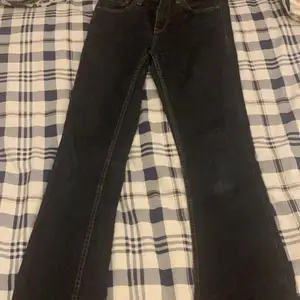 Ett par lågmidjade jeans jätte fina säljer för billigt❤️köparen står för frakt 