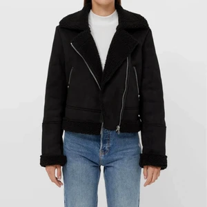 Allvädersjacka från stradivarius/zaland🙌🏻 - Säljer denna jättefina allvädersjacka/varma skinnjacka från stradivarius.😍 Jackan är varm inuti och passar till alla outfits.💕Jackan har inga hål eller fläckar. Origainalpriset är 559 kr. Jag skulle säga att jackan passar XS även fats den är köpt i S. Jag själv har stl XS i jackor och den passar mig perfekt. Man kan också ha den om man har stl XXS eller S, det bror helt på hur man vill att den ska sitta🙌🏻 Jag säljer pga att jag har för många jackor! Skriv om ni vill ha fler bilder privat❤️ 