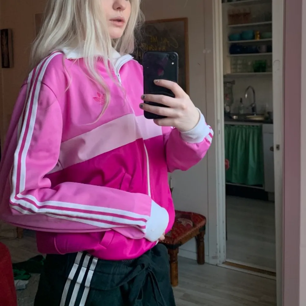 Adidas zip kofta med olika nyanser av rosa. Vita streck. . Tröjor & Koftor.