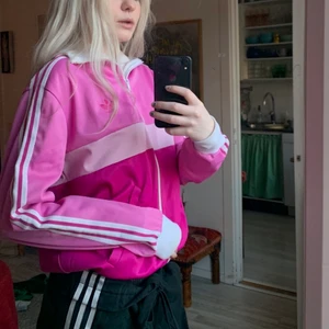 Adidas kofta  - Adidas zip kofta med olika nyanser av rosa. Vita streck. 