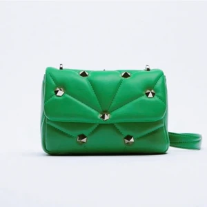 zara väska  - säljer denna skit coola populära gröna väskan från zara😍😍 aldrig använd så precis som ny! skicka för fler bilder 