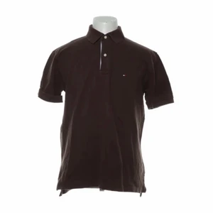 Brun pikétröja  - Brun pikétröja från Tommy hilfiger i storlek M och i mycket bra skick. Bara att höra av sig vid frågor och funderingar!🥰