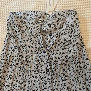 Ganni kjol - oanvänd kjol från Ganni