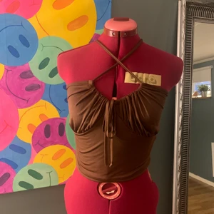 Topp från bikbok - Topp från bikbok som går att bära på flera olika sätt, den är i strl M men passar bra på mig som vanligtvis är S