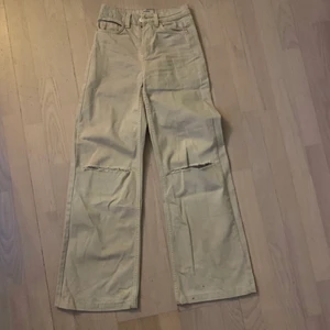 BERSHKA bukser - Sælger disse bukser fra BERSHKA. De er brugt 2-3 gange, men ingen tegn på slid. ( De er lidt foldet på billedet, men er i fin stand ).  Mindste pris : 98kr.        Ny pris : 250kr