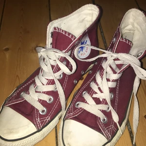 Converse - Såå snygga vinröda converse, säljer för att de är för små. Lite smuts på den vita delen där framme men annars är de i nyskick! Superfina vita sömmar och alla vita detaljer på skorna är lika vita (inget är gult)! Köparen står för frakten.♥️
