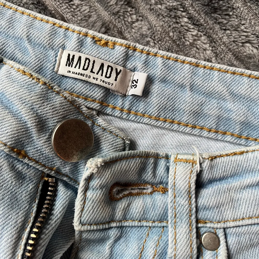 Säljer dessa jeansen från madlady. Använda ca 5 gånger då storleken inte passad!💕. Jeans & Byxor.