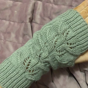 Torgvantar/handledsvärmare  - Jättefina grå torgvantar i nyskick, skriv för fler bilder🤍 Frakt på 20 kr❗️ OBS: ignorera min ojämna BUS på fingrarna🙈 