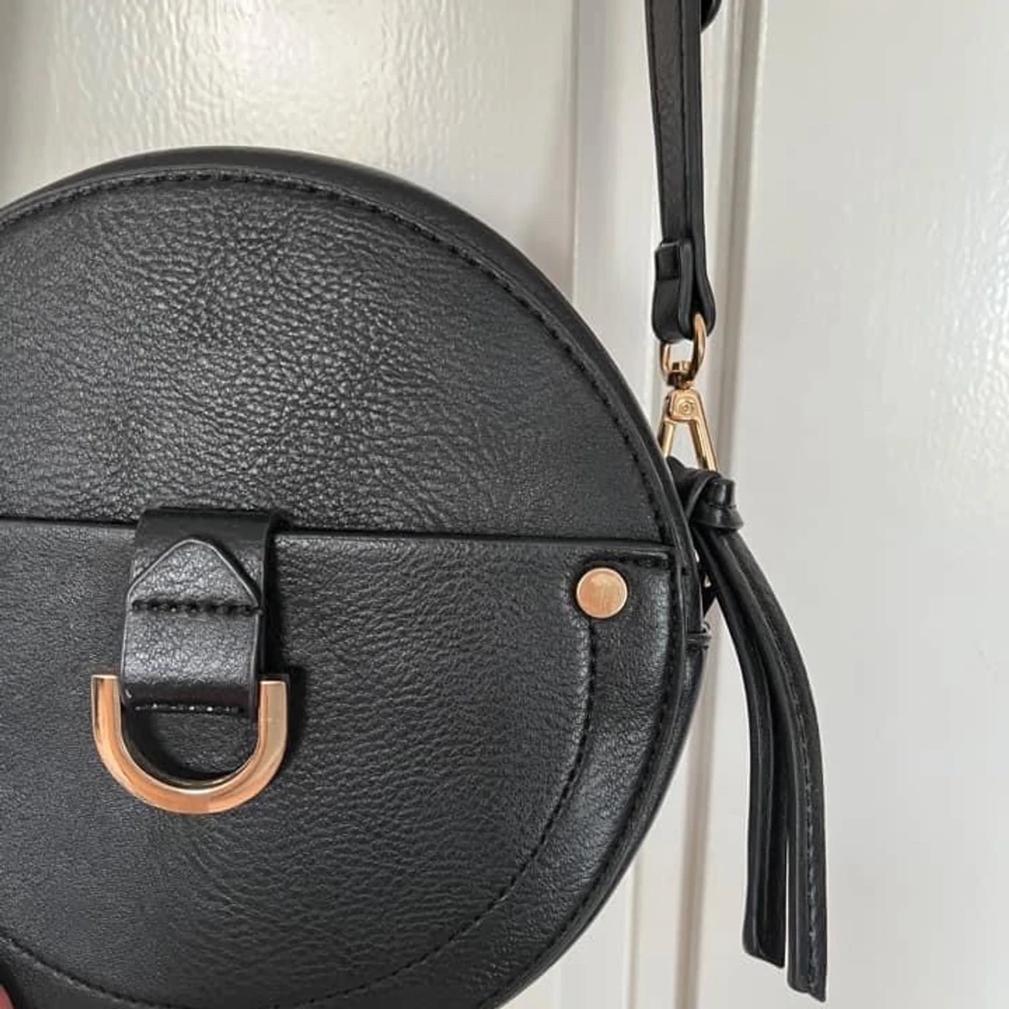 Rund svart väska - 90