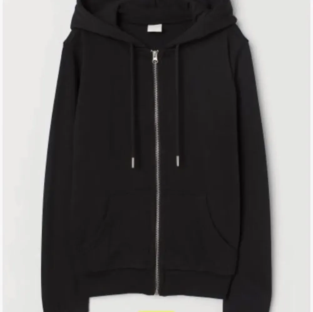 Säljer min svarta zip hoodie. Köpt på hm sparsamt använd. Tröjor & Koftor.