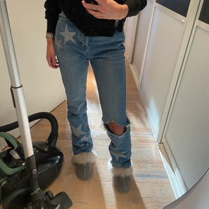 Stjärn jeans - Säljer dessa jeans med stjärnor på som jag själv gjort med hjälp av tyglim! Sitter fast jättebra och går såklart att tvätta! Jeansen är ifrån pull & bear i storlek 32🤍
