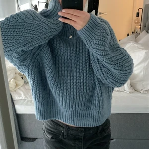 Blå stickad tröja - Säljer denna jättemysiga blåa stickade tröjan. Endast använd ett fåtal gånger, jättebra skick. Storlek L så sitter lite oversize på mig som annars har S/M i plagg. Kan möta i Linköping eller så står köparen för frakten☺️💕💗