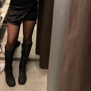 stövlar  - stövlar från Zara, använda 2 gånger så de är i fint skick!🤍köparen står för frakten 