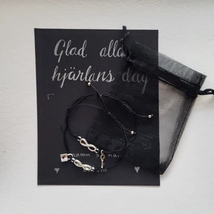 Valentines armband - Har du svårt att bestämma vad du ska ge som present till din Valentine? Då kan du känna dig trygg för nu finns det massvis med olika matchande armband som både är unisex och stilrena. När du beställer får du de i en fin påse som ni kan öppna tillsammans tillsammans med ett fint handskrivet brev som du själv får välja vad det står. Kom privat för bilder o frågor ⭐️ på min sida finns det fler designs så kika in ❤ (OBS priset avser ett par inkl påse o brev)