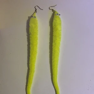 Worm on a string örhängen  - Ca 20 cm långa 