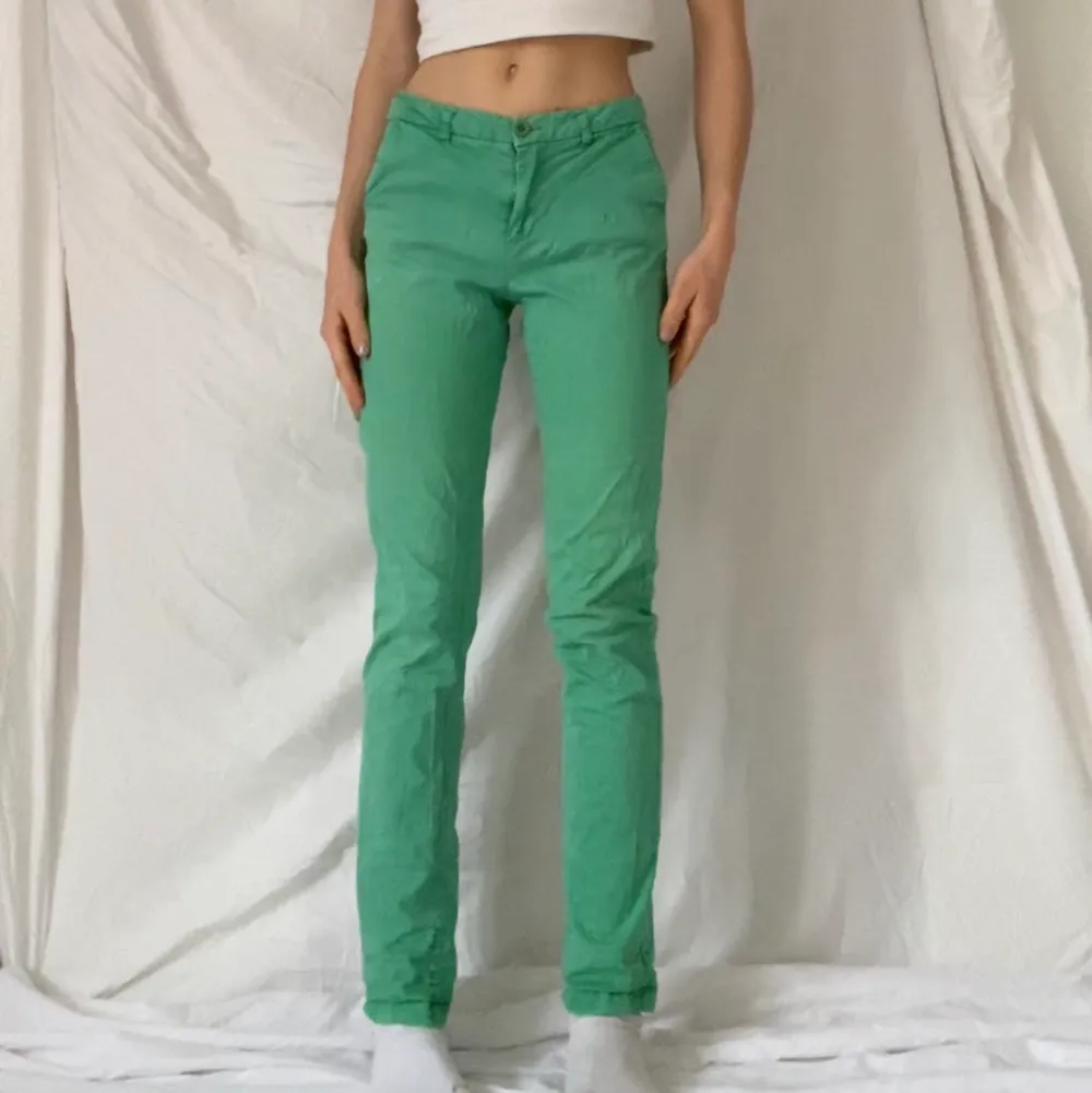 Lågmidjade gröna byxor. Bra skick. . Jeans & Byxor.